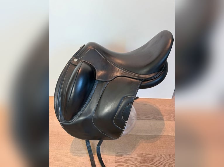 Ikonic EVO Dressursattel Doppelblatt 17,5 Zoll