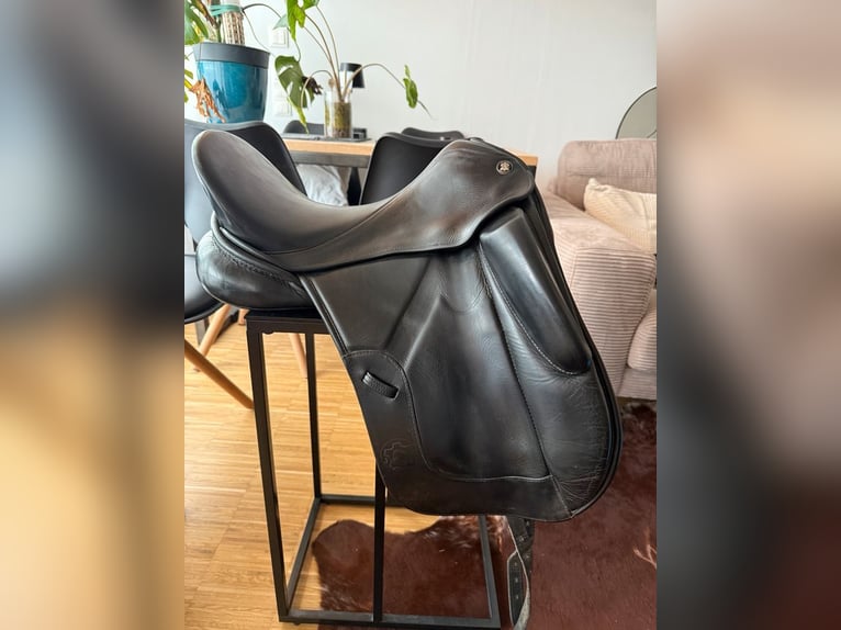 Ikonic EVO Dressursattel Doppelblatt 17,5 Zoll