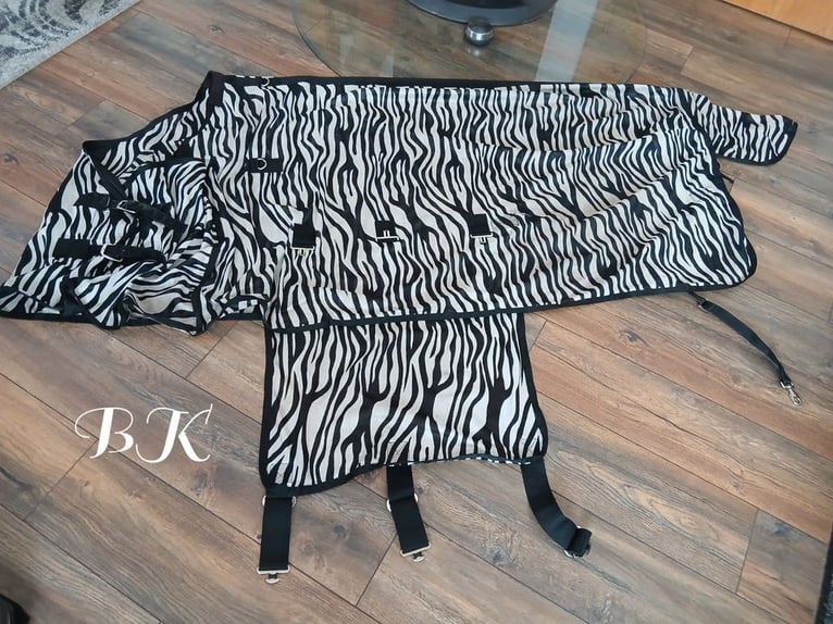 Neue RugBe Zebra-Fliegendecke von Covalliero, Gr. 145cm