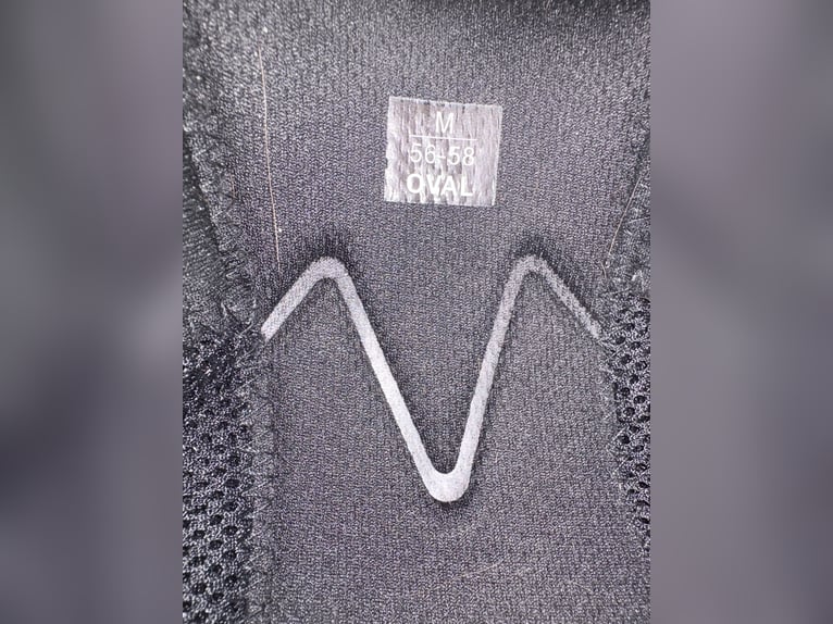 Neuer Reithelm von Knightsbridge