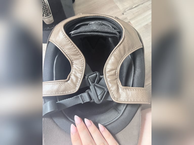 Neuer Reithelm von Knightsbridge