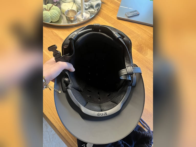 Reithelm Cromo Smart mit Polo-Schirm von Kep Reithelm Cromo Smart mit Polo-Schirm von Kep
