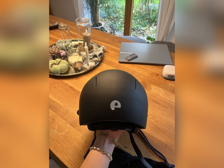 Reithelm Cromo Smart mit Polo-Schirm von Kep Reithelm Cromo Smart mit Polo-Schirm von Kep