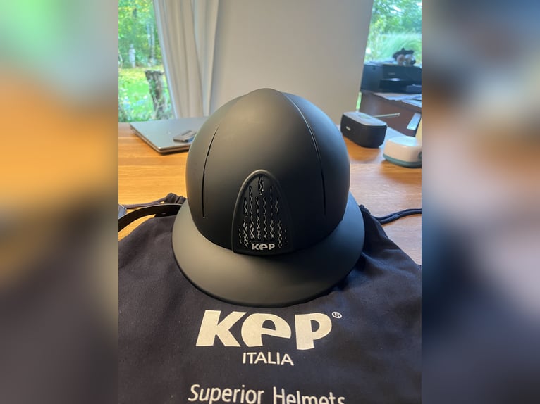 Reithelm Cromo Smart mit Polo-Schirm von Kep Reithelm Cromo Smart mit Polo-Schirm von Kep