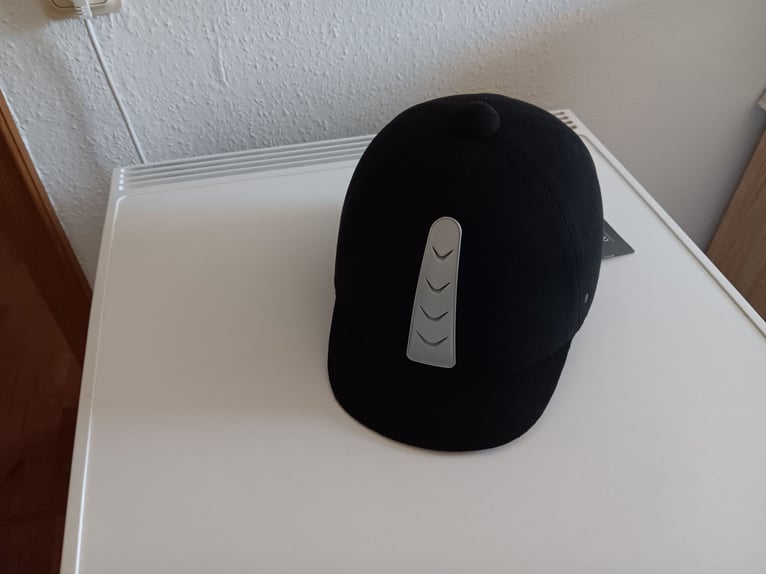 Reithelm und Handschuhe 