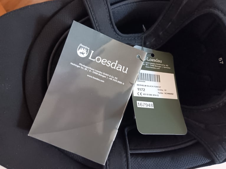 Reithelm und Handschuhe 