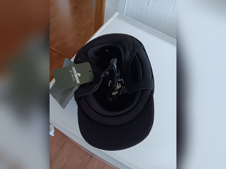 Reithelm und Handschuhe 