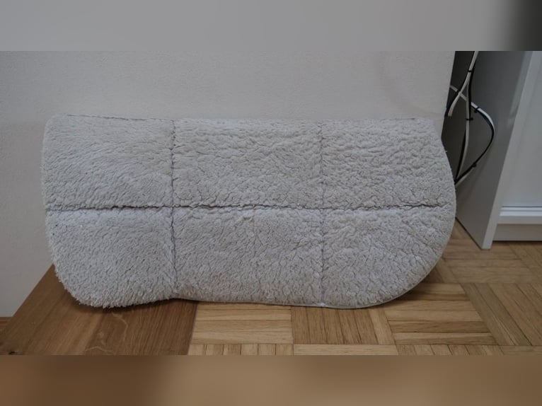 Sattelkissen/Sattelpad, weiß mit echtem Fell