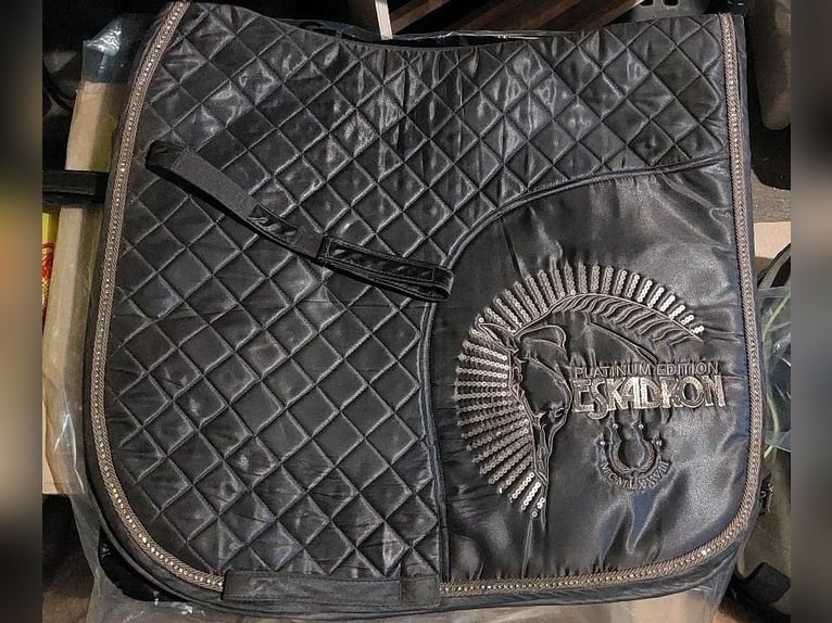 Verkaufe Neu Eskadron Glitzer Halfter + Strick