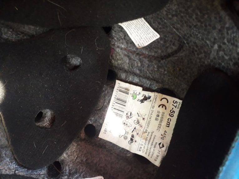 Biete verschiedene Reithelme an, sehr gut erhalten  Biete verschiedene Reithelme an, sehr gut erhalten