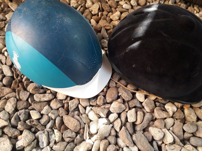Biete verschiedene Reithelme an, sehr gut erhalten  Biete verschiedene Reithelme an, sehr gut erhalten