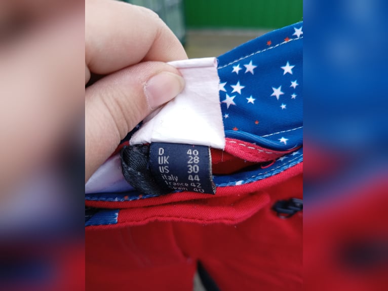 Schicke rote Reithose mit blauem Besatz 