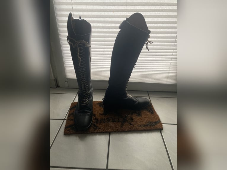 Geschnürter Lederstiefel Größe 39