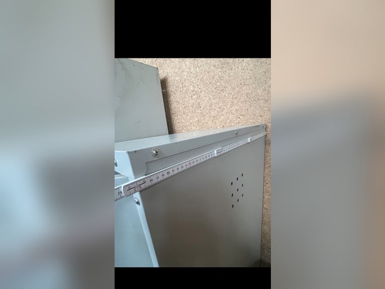 Sattelschrank mit Schloss inklusive Holzpalette - top Zustand