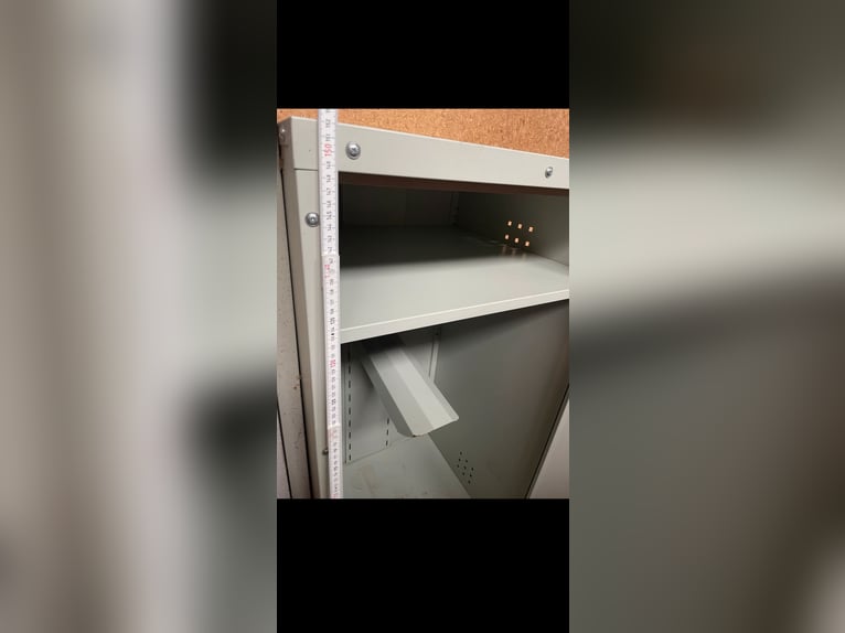 Sattelschrank mit Schloss inklusive Holzpalette - top Zustand