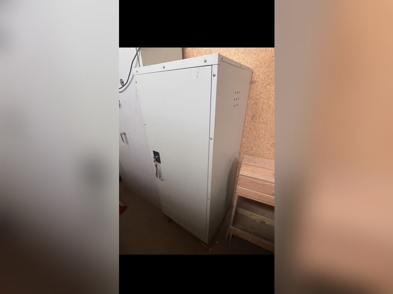 Sattelschrank mit Schloss inklusive Holzpalette - top Zustand