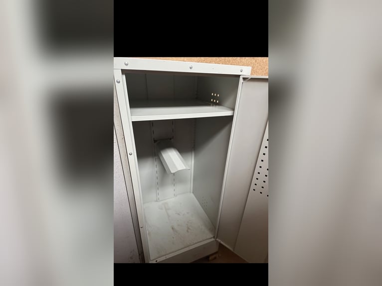 Sattelschrank mit Schloss inklusive Holzpalette - top Zustand