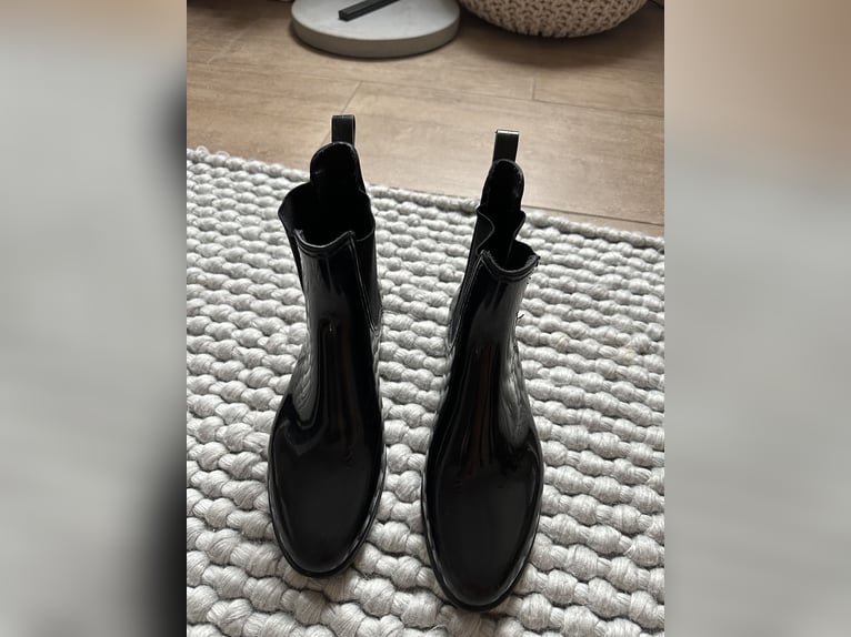 schwarze Gummistiefeletten in Gr. 38/5