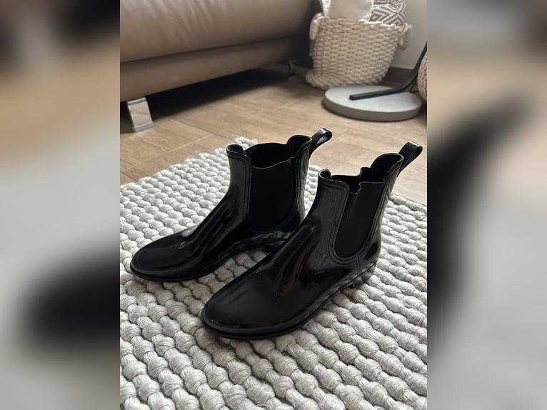 schwarze Gummistiefeletten in Gr. 38/5