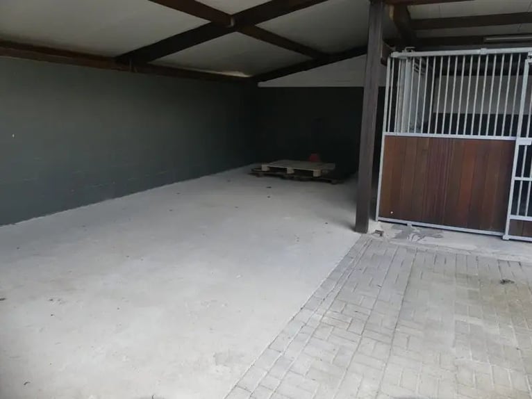 Pferdestallanlage mit 4 Boxen