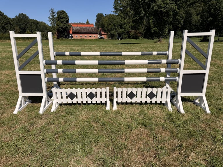 Hindernis Parcours, Fangständer, Oxer, Hindernisstangen, Auflagen, uvm.