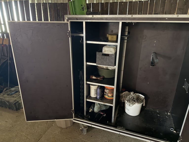 Turnierschrank - Sattelschrank