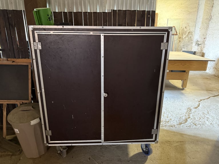 Turnierschrank - Sattelschrank