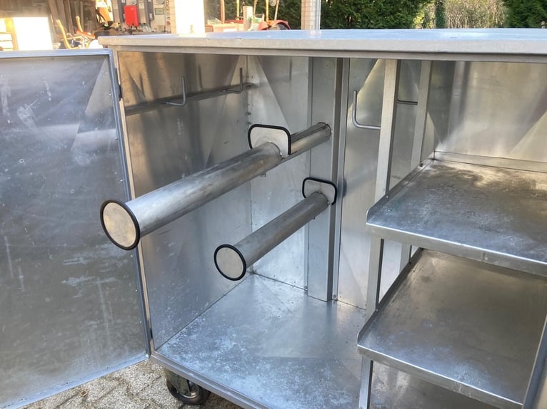 Mobiler Sattelschrank / Turnierschrank Alu Reitsport Sattelwagen