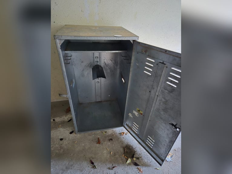 2 Sattelschränke, metall, stapelbar