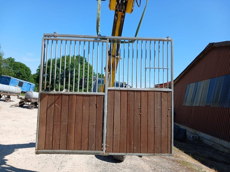 Gut erhaltene Boxenwände aus Bongossi-Holz verzinkt