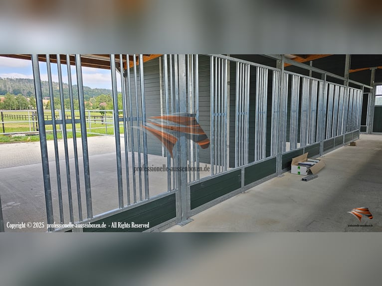 Pferdestall bauen aus Kunststoff – Pferdebox und Außenstall | Stallungen & Offenstall kaufen