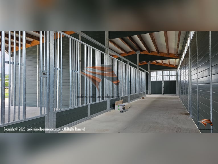 Pferdestall bauen aus Kunststoff – Pferdebox und Außenstall | Stallungen & Offenstall kaufen