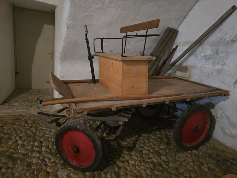 Czterokołowa bryczka konna / wóz roboczy z drewna