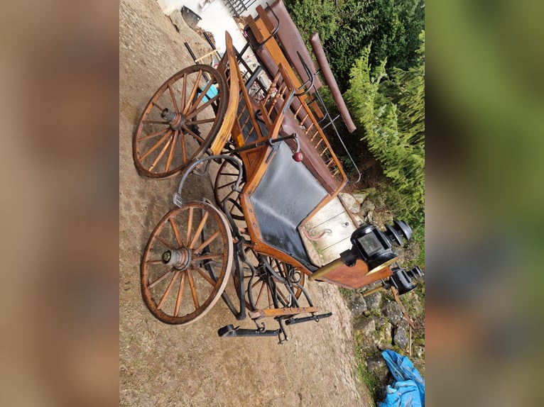 Antike historische Kutsche Linzer Wagen Holz Zweispänner