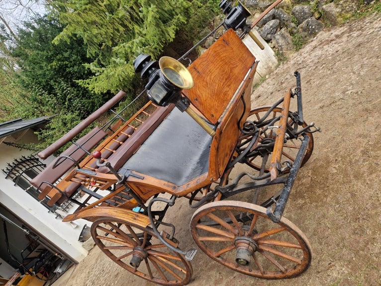 Antike historische Kutsche Linzer Wagen Holz Zweispänner