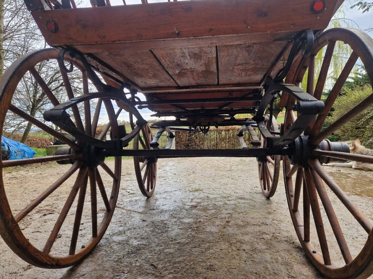 Antike historische Kutsche Linzer Wagen Holz Zweispänner