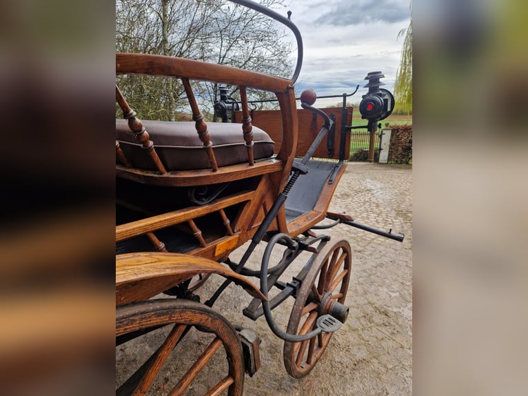 Antike historische Kutsche Linzer Wagen Holz Zweispänner