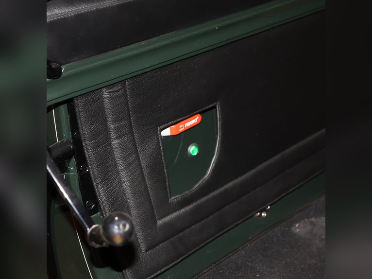 Wóz konny typu vis-à-vis, nowo odrestaurowany, na cztery konie, kufrowa konstrukcja, skóra