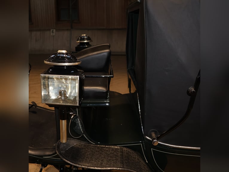 Wóz konny typu vis-à-vis, nowo odrestaurowany, na cztery konie, kufrowa konstrukcja, skóra