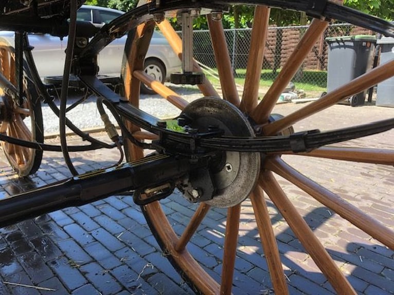 Piękny samochód typu wagonetka, idealny na polowania.