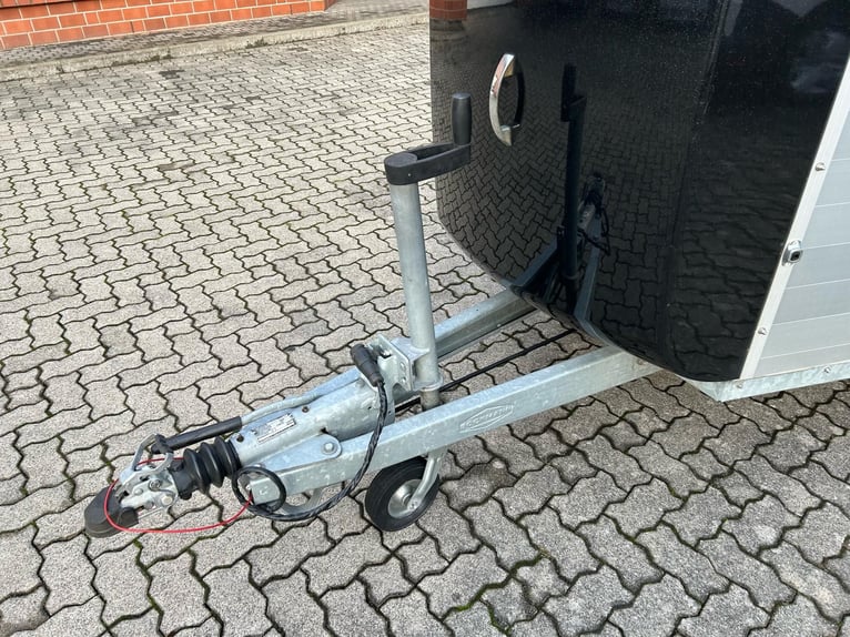 Böckmann Portax E Pferdeanhänger 2,4t Satttelkammer 100km/h Hecktür schwenkbar 