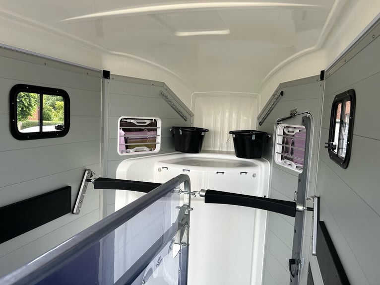 Humbaur Pferdeanhänger Areion Pro 2700 2,7t Sattelkammer 100km/h Black Hecktür schwenkbar