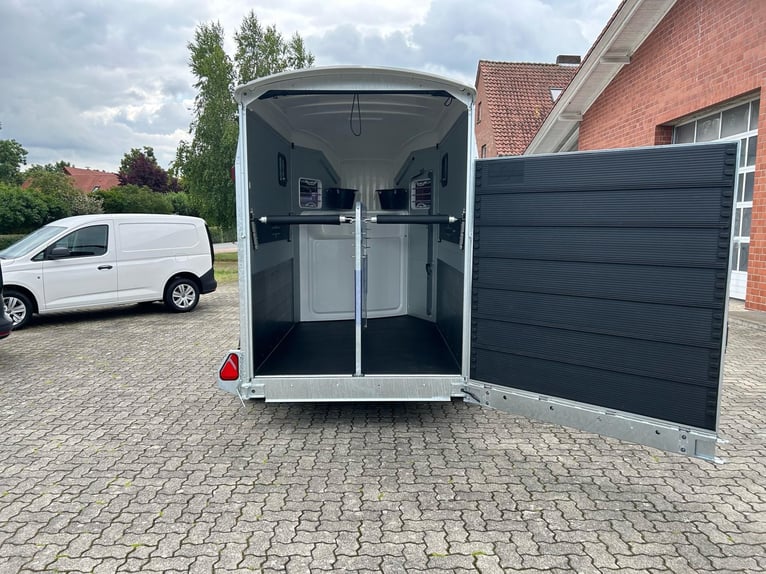 Humbaur Pferdeanhänger Areion Pro 2700 2,7t Sattelkammer 100km/h Black Hecktür schwenkbar