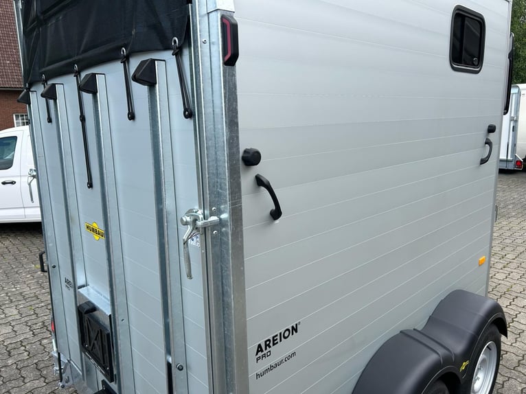 Humbaur Pferdeanhänger Areion Pro 2700 2,7t Sattelkammer 100km/h Black Hecktür schwenkbar