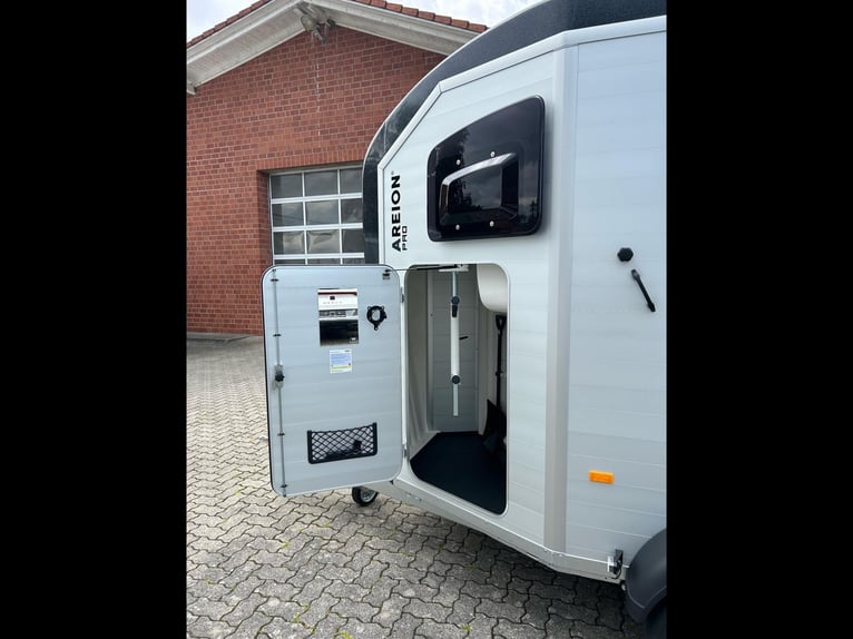 Humbaur Pferdeanhänger Areion Pro 2700 2,7t Sattelkammer 100km/h Black Hecktür schwenkbar