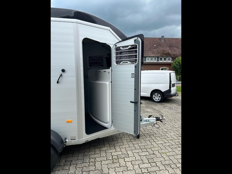 Humbaur Pferdeanhänger Areion Pro 2700 2,7t Sattelkammer 100km/h Black Hecktür schwenkbar