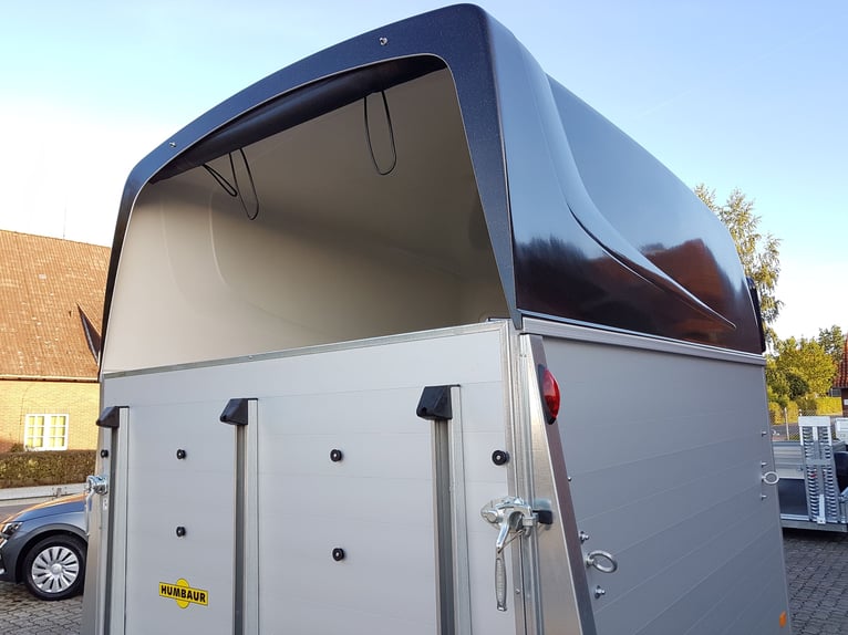 Humbaur Pferdeanhänger Equitos Alu Plus Black 2400 2,4t Sattelkammer 100km/h
