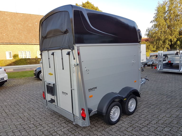 Humbaur Pferdeanhänger Equitos Alu Plus Black 2400 2,4t Sattelkammer 100km/h