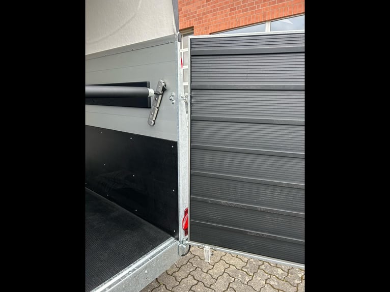Humbaur Pferdeanhänger Pegasus 2400 2,4t Sattelkammer 100km/h Black Hecktür schwenkbar
