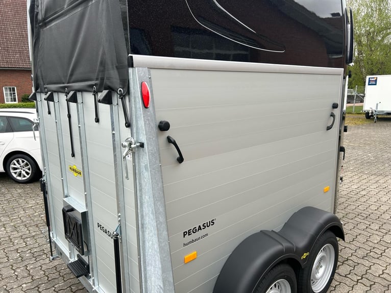 Humbaur Pferdeanhänger Pegasus 2400 2,4t Sattelkammer 100km/h Black Hecktür schwenkbar